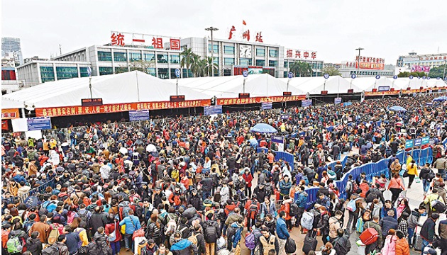 广州火车站旅客滞留超过5万人 当局加开列车转运 | 文章内置图片