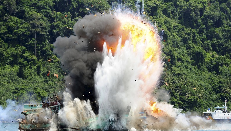 印尼强悍打击非法捕鱼 直接炸毁27艘外国渔船 | 文章内置图片