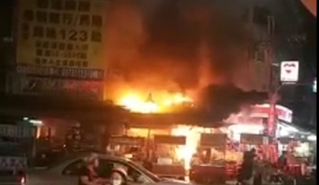 新北三和夜市攤商衝突引起火災，附近居民趕緊逃命 | 文章內置圖片