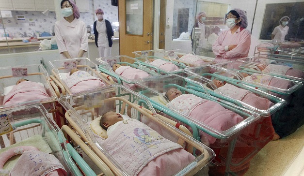 中国首批试管婴儿当爸爸，妻子自然怀孕，孩子身体健康