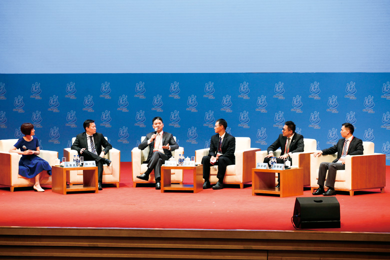 两岸杰出青年企业家  为创业青年提建议 刘强东：互联网是传统产业的跳板 | 文章内置图片
