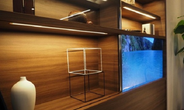 玻璃推门竟是电视！ 日本科技再创产业高峰