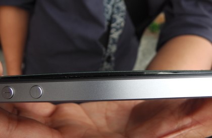 手机电池连环出包！ iPhone SE刚买7天 惊传电池膨胀 | 文章内置图片