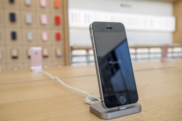 手機電池連環出包！ iPhone SE剛買7天 驚傳電池膨脹