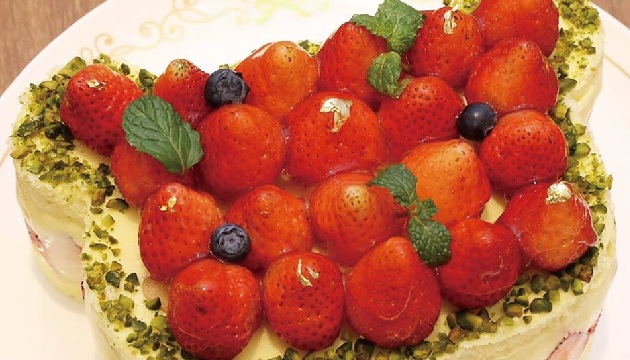 甜蜜蜜~50顆新鮮草莓塞滿蛋糕 攻佔你的少女心!