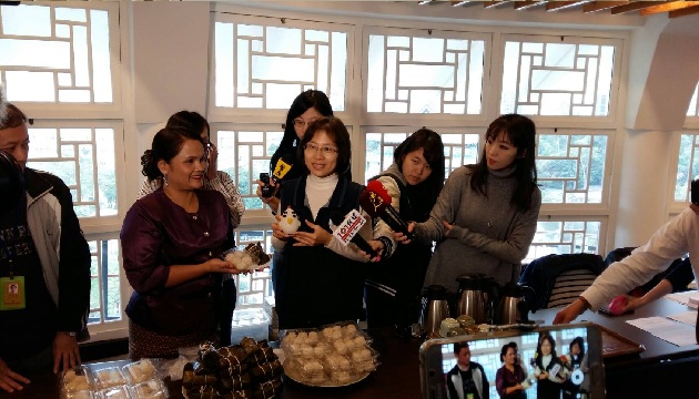 「鸡」祥如意!新住民体验台湾春节 移民署邀DIY金鸡蜡烛 | 文章内置图片
