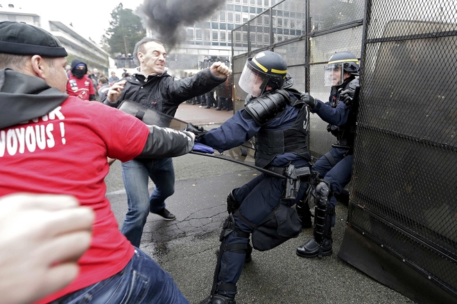 法国固特异 员工抗议挟持主管 | 文章内置图片