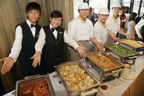 外國學校搶人 華人餐飲正熱 | 文章內置圖片