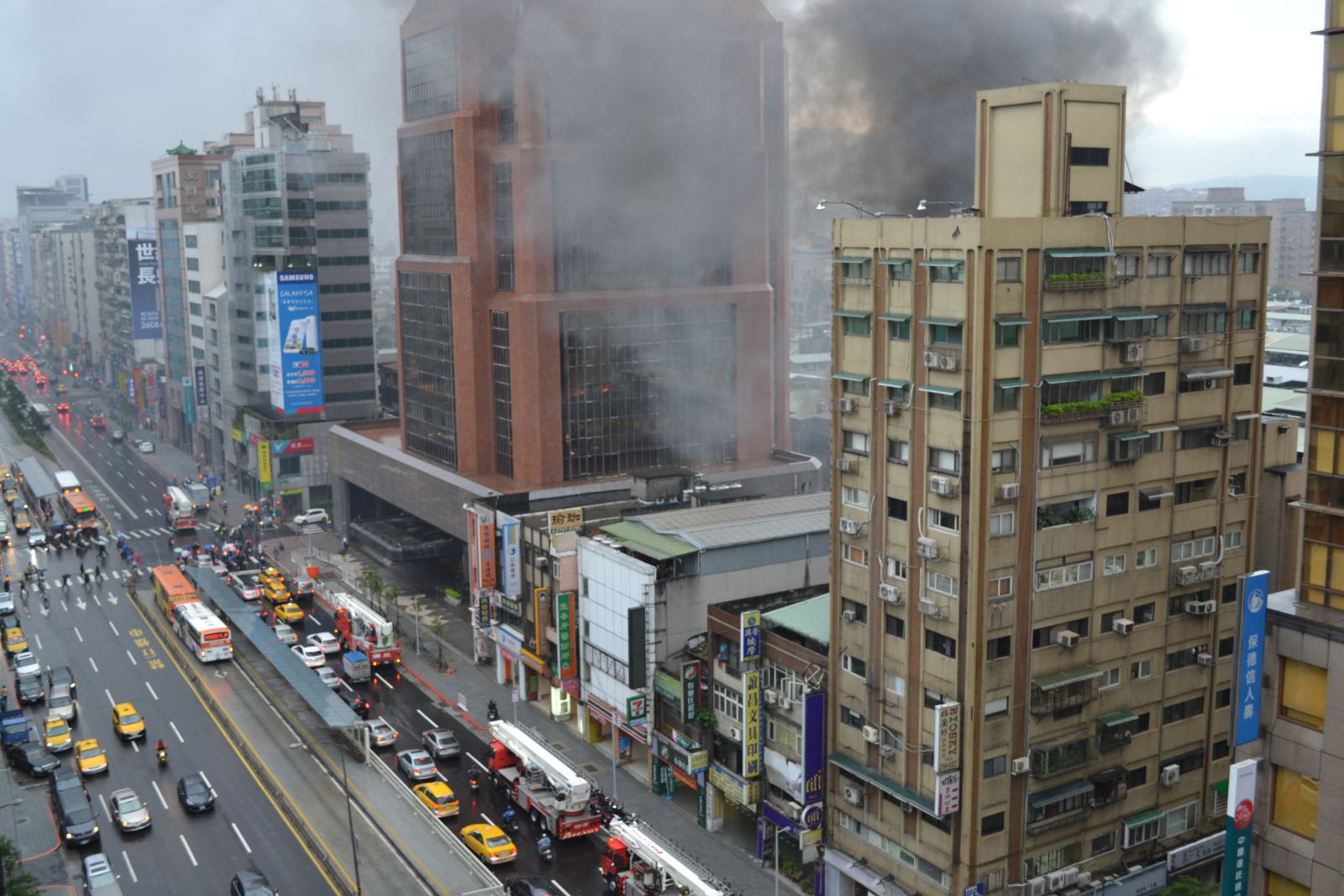 （即時）南京東路民宅起火燃燒 | 文章內置圖片