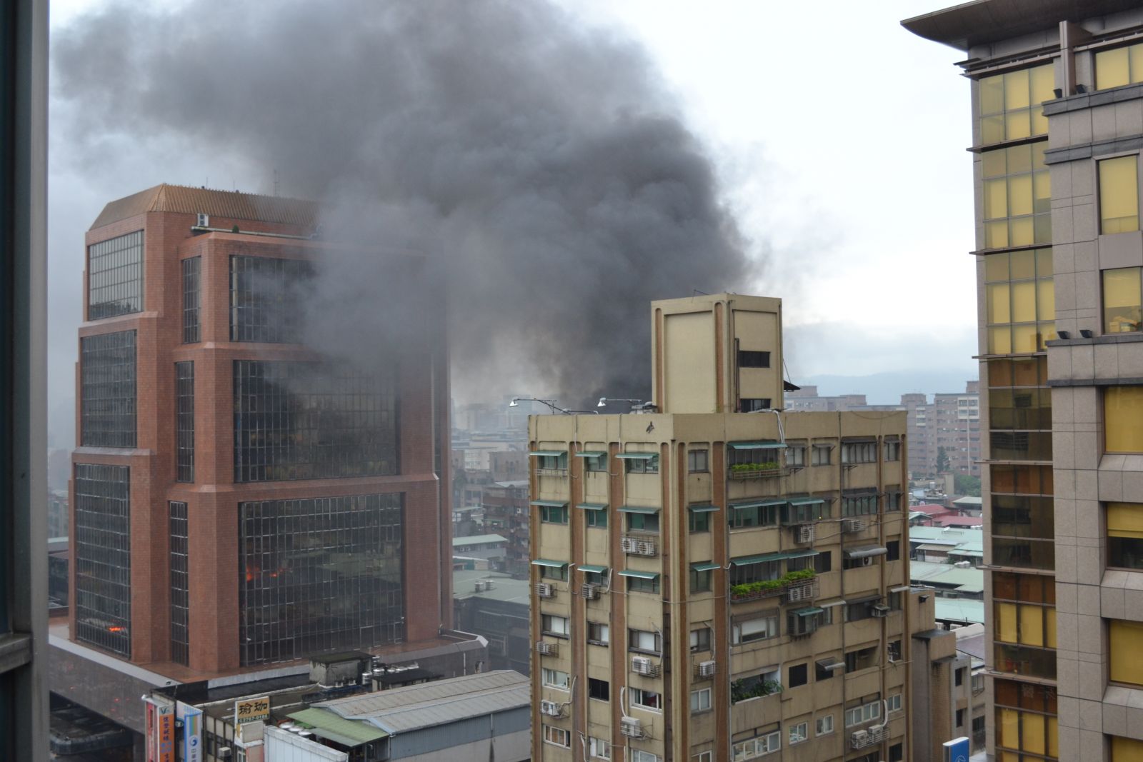 （即时）南京东路民宅起火燃烧 | 文章内置图片