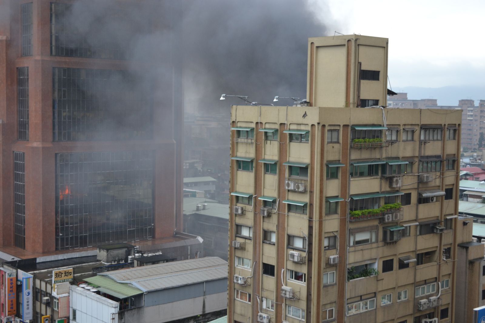 （即时）南京东路民宅起火燃烧 | 文章内置图片