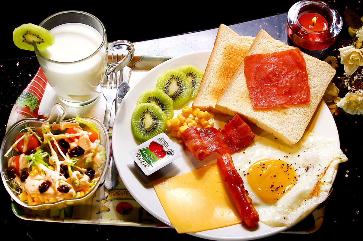 Объяснить завтрак. Завтрак. Крутой завтрак. Завтрак спортсмена. Завтрак для мужчины.