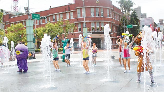 玩水趣!竹市府廣場重啟噴水池 | 文章內置圖片