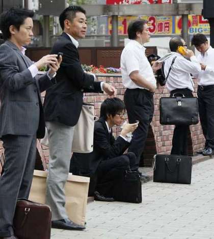 日本公務員降薪7.8%